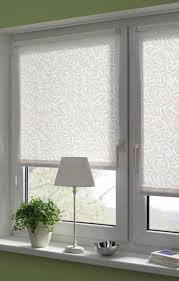 Innen Rollos Mit Wunderschonem Blumen Dekor Wer Den Floralen Style Auch Ans Fenster Holen Mochte Liegt Mit Diesen Rol Fenster Rollos Innen Fensterrollos Rollo