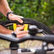 Mais que faire si lon devait se retrouver avec un pneu crev, au milieu de nulle part et sans personne en vue ? Comment Reparer Un Pneu De Velo Creve