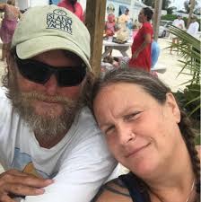 Are there public dinghy docks with ladders in Spanish Wells?