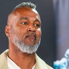 Patrick Esumes Baby nach fünf Jahren vor dem Aus: Klubs verlassen die ELF  in Scharen