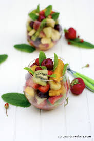 La macedonia di frutta è un dessert fresco e colorato preparato con frutta di stagione, ideale da servire come fine pasto o per una merenda rigenerante, soprattutto in estate. Macedonia Di Frutta Al Limoncello Fresh Fruit Recipes Food Recipes