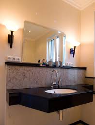 Schon Seit Langer Zeit Hat Granit Seinen Festen Platz Im Badezimmer Als Waschtisch Boden Und Wandf Bathroom Mirror Bathroom Lighting Lighted Bathroom Mirror