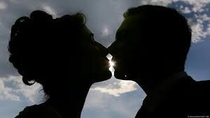 عشر حقائق عن القبلة وتأثيراتها الصحية والاجتماعية – DW – 202412