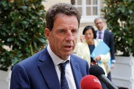 Il est marié et a quatre enfants. Travailler Plus Apres Le Coronavirus Polemique Apres Les Propos Du Patron Du Medef Actu