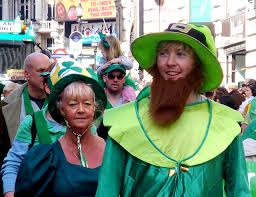 Si chiamava maewyin succat e da ragazzo fu rapito dai pirati irlandesi e venduto come schiavo a re dalriada, fin quando non riuscì a fuggire e divenne diacono e poi vescovo, col nome latino di patrizio. St Patrick S Day La Festa Di San Patrizio A Londra 2019