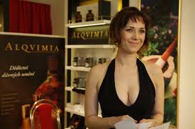 V šortkách do půlky stehen a přiléhavém tílku vypadá jako holčička video. Tereza Kostkova V Nasi Prodejne Alqvimia