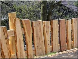 Rustikaler Holzzaun Aus Larche Garteneinfassung Aus Garteneinfassung Holzzaun Larche Rustikaler In 2020 Rustic Fence Wood Fence Wooden Fence
