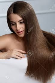 Schön frisuren für frauen ab 60 mit brille. Schones Haar Frau Modell Mit Gesunden Glatten Langen Haaren Und Wunderschonen Gesicht Make Up Portrat Von Brunette Madchen Mit Glanzenden Glanzenden Straight Frisur Perfekte Braune Haarfarbe Haarpflege Hohe Auflosung Lizenzfreie Fotos Bilder Und