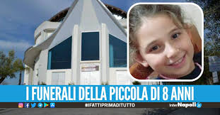 L'ultimo saluto a Michelle Volpe, a Qualiano i funerali della piccola morta  nell'incidente in Smart