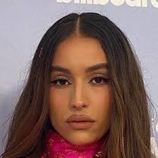 Laura Villa's Instagram, Twitter & Facebook