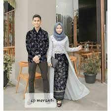 Tampil sederhana dan elegan dengan tuxedo dress warna hitam juga bisa jadi inspirasi baju tunangan. Couple Tunangan Kebaya Couple Lamaran Baju Lamaran Mewah Elegan Shopee Indonesia