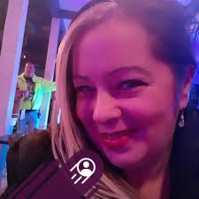 Is there a theatre around here that serves food and drinks?