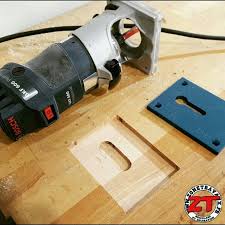 Installation Bench Klamp Kregjig Avec L Affleureuse Bosch Gkf600 Routeur Wood Tools Diy Diy Bosch Outils
