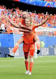 vivianne miedema 9 front of the netherlands celebrates her second goal with teammate jill roord 19 during th voetbal meisjes meisjes voetbal vrouwenvoetbal