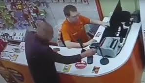 Гуляющий на чужие деньги в Петрозаводске мужчина попал на видео | Новости  Петрозаводска и Карелии | Петрозаводск ГОВОРИТ