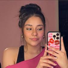 Who can take senior pictures for a Plainview high school graduate?