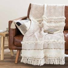 Salon Cosy Idees Deco Pour Un Salon Chaleureux Et Cocooning Maison Du Monde Jete De Canape Et Idee Deco