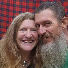 Good morning everyone! It's Monday once again and the sun is shining and so  let's start our week a good vibe. This is my flower diary for today. I  spotted this flower