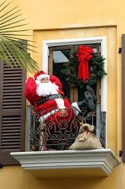 28 insanely easy christmas decorations to make in a pinch. Decorating Your Apartment Townhome Or Condo Balcony For Christmas Christmas Designers