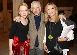 Ο πέτρος φιλιππίδης με την γοητευτική σύζυγό του πήγαν στο θέατρο και ήταν ευκαιρία για τον φωτογραφικό φακό να τους. Petros Filippidhs Premiera Me Th Syzygo Kai To Gio Toy Sto Pleyro Toy Pics