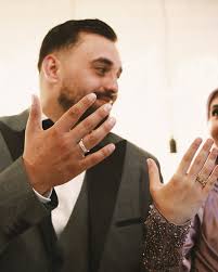 في الفارسية يقال للآخر "دورت بكردم" بمعنى أفديك،أحبّك،أقوم بكلّ شيء لأجلك  أما الترجمة الحرفية فهي أدور حولك💍