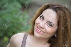 Was macht einen mann zum mann? Junge Frau Zwischen 25 Und 30 Jahre Alt Ist In Einer Sehr Charmante Art Und Weise Lachelnd Lizenzfreie Fotos Bilder Und Stock Fotografie Image 56827091