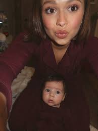 Decorated the house I grew up in with my bub 🥹🎄♥️