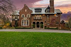 Start your search for english country estates here. Midwest Mansion With Beautiful Brick Exterior 2018 Hgtv S Ultimate House Hunt Hgtv