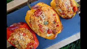 Riempite ciascuna metà di peperone con il riso con il tonno e pomodoro, schiacciandolo inizialmente e poi aggiungendone un pochino per fare una specie di cupoletta, dosandolo equamente tra i vari peperoni. Peperoni Ripieni Di Riso Tonno E Pomodori Youtube