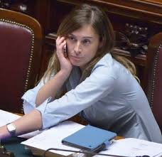 Se trata de maria elena boschi, ministra de las reformas constitucionales y relaciones con el parlamento. Notizie Su Maria Elena Boschi Corcom