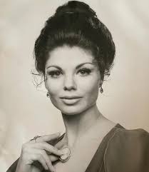 A young Loni Anderson as a brunette, her natural hair color (1960s)  #beauties #1960s #60s #vintage #lonianderson #natrualbeauty