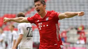 Robert lewandowski fußballtrikot kaufen mit eigenen namen. Fc Bayern Star Robert Lewandowski Im Partnerlook Spaziergang Mit Ehefrau Anna Und Seinen Kindern Bunte De