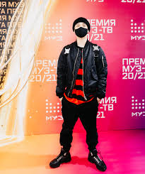 Сегодня это одно из самых популярных. Muzykalnye Novosti Nedeli Gosti Gala Uzhina Premii Muz Tv I Novyj Albom Billi Ajlish