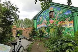 Cerca de mil pessoas vivem no bairro, que é muito mas quem pensa que lá pode tudo, está enganado, christiania em copenhague possui regras. Quartier De Christiania Christiania Copenhague Routard Com