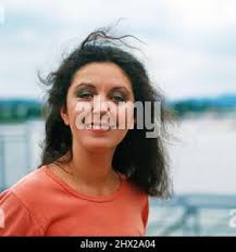 Ruhe sanft, Bruno, ARD Kriminalkomödie, 1983, Regie: Hajo Gies, Szene:  Constanze Engelbrecht als Sonja Petrova, Armin Mueller-Stahl als Fjodor  Kuschnik. Ruhe sanft, Bruno, TV Crime comedy, 1983, directed by Hajo Gies,  scene: