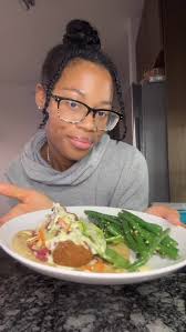 New food experiment alert 🚨 attempted this spicy potato stuffed pita bread  with mint sauce and simple salad 🥗 #veggies #flavour #plantbasedfood #lunch