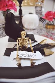 See more ideas about halloween kitchen, halloween home decor, halloween house. Best Halloween Table Decor And Centerpiece Ideas Chic Halloween Tablescapes