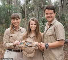 Steve irwin liebte mixed martial arts wettkämpfe und trainierte vor seinem tod mit greg jackson in der jackson wink mma academy. Terri Irwin Verrat Das Falligkeitsdatum Der Schwangeren Tochter Bindi Aktuelle Boulevard Nachrichten Und Fotogalerien Zu Stars Sternchen