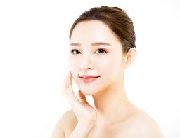 Mencuci muka dengan air hangat dapat melancarkan sirkulasi darah di wajah. Rahasia Ahli Kulit Sehat Dalam Menjaga Kesehatan Kulit Alodokter