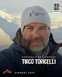 Tiago Toricelli é formado em Jornalismo, Marketing e Gestão, ele construiu  uma carreira sólida em comunicação e hoje atua na área de marketing de uma  das maiores empresas de alimentos do planeta.