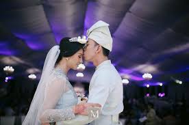 Kalau korang pernah dijemput untuk majlis perkahwinan, confirm 100% korang pernah dengar lagu r. 10 Lagu Romantis Wajib Pasang Di Majlis Kahwin Manisfm