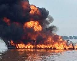 Kapal pengangkut kelapa terbakar di sungai salak. Kapal Motor Bermuatan Bbm Terbakar Di Sungai Indragiri 1 Abk Cedera