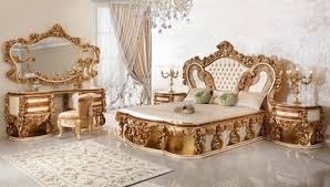 Genelde bir gardırop, iki komodin, bir karyola ve bir şifonyerden oluşan takımlar. Luks Sultan Klasik Yatak Odasi Yatak Odasi Luxury Mobilya