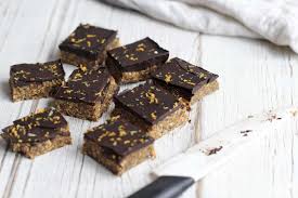 Gefrorene früchte mit zucker, joghurt und gegebenenfalls zitronensaft mischen. Proteinriegel Selber Machen Zubereitung Und Rezepte