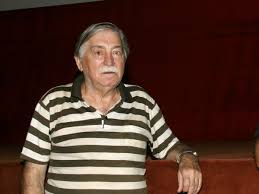 Ωστόσο, ο 85χρονος πλέον ηθοποιός είναι ένας στοργικός πατέρας και παππούς. Lkme 7w Jzoawm