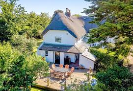 كوخ مستوحى من القصص الخيالية في بريطانيا ب مليون دولار