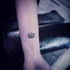 * hình xăm vương miện nhỏ ở cổ tay, ngón tay,. 25 Máº«u Hinh XÄƒm VÆ°Æ¡ng Miá»‡n Mini Nhá» Ä'áº¹p Dá»… ThÆ°Æ¡ng Va Y NghÄ©a Táº¡p Chi VÄƒn Nghá»‡