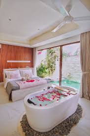 Untuk mewujudkannya, beberapa dekorasi kamar tidur ini mungkin bisa dijadikan pilihan. Traveloka Indonesia On Twitter Fasilitas Kamarnya Lengkap Banget Meskipun Gak Terlalu Luas Tapi Vila Ini Punya Ruang Tamu Dan Kamar Tidur Yang Nyaman Nah Spot Instagramablenya Yaitu Ada Di Bathtub Tengah Kamar