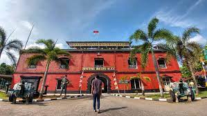 Nama benteng ini diambil dari van der wijck, yang kemungkinan nama komandan pada saat itu. Ballon Three Harga Tiket Masuk Benteng Gombong Wisata Sejarah Unik Di Benteng Van Der Wijck Gombong Backpackology Me Benteng Van Der Wijck Beralamat Di Jalan Sapta Marga Nomor 100 Gombong