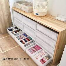 めぐさんはinstagramを利用しています こんばんは 引き出しの中が見たいとリクエスト頂いたので載せてみました 載せるほどでもない事は重々承知しております 笑 仕切りは全てセリアで揃えてますが 写真の通り長さ足りてません笑 でも 脱衣室 収納